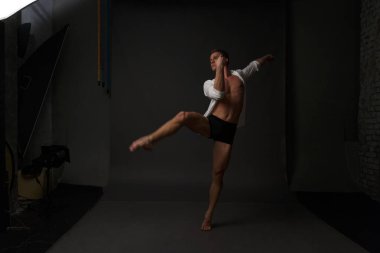 erkekler mi bir siyah pantolon dansları