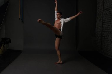 erkekler mi bir siyah pantolon dansları