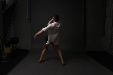 erkekler mi bir siyah pantolon dansları