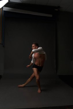 erkekler mi bir siyah pantolon dansları