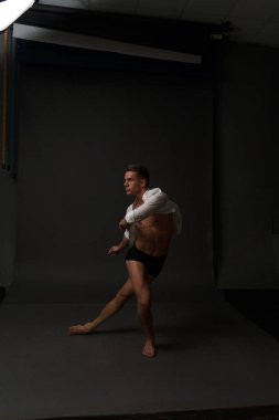 erkekler mi bir siyah pantolon dansları