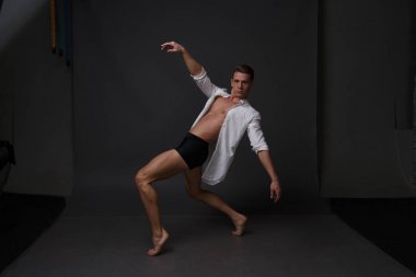 erkekler mi bir siyah pantolon dansları