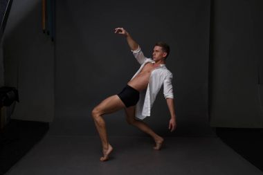 erkekler mi bir siyah pantolon dansları