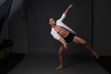 erkekler mi bir siyah pantolon dansları