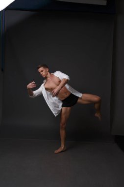 erkekler mi bir siyah pantolon dansları