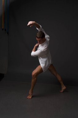 erkekler mi bir siyah pantolon dansları