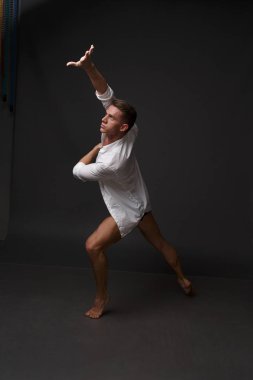 erkekler mi bir siyah pantolon dansları