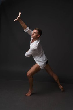 erkekler mi bir siyah pantolon dansları