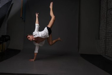 erkekler mi bir siyah pantolon dansları