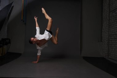 erkekler mi bir siyah pantolon dansları