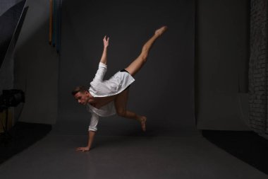 erkekler mi bir siyah pantolon dansları