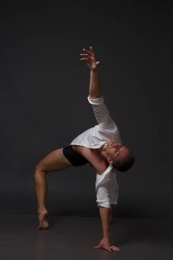 erkekler mi bir siyah pantolon dansları