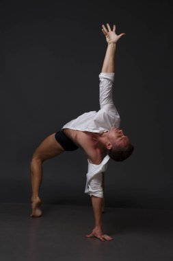 erkekler mi bir siyah pantolon dansları