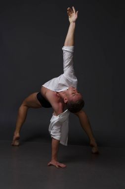 erkekler mi bir siyah pantolon dansları