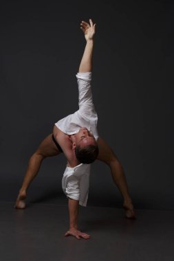 erkekler mi bir siyah pantolon dansları