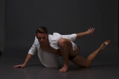 erkekler mi bir siyah pantolon dansları