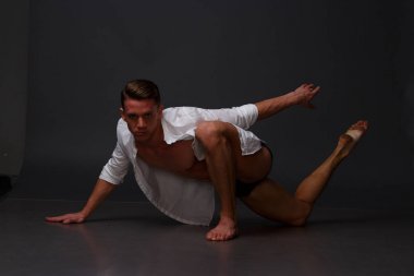 erkekler mi bir siyah pantolon dansları