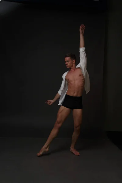 Mann tanzt in schwarzer Hose — Stockfoto