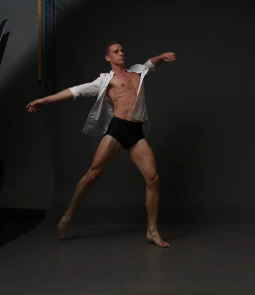 Hommes est danses dans un pantalon noir — Photo