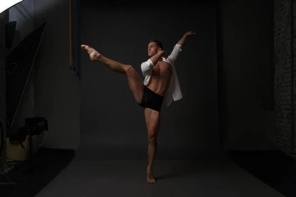 Hommes est danses dans un pantalon noir — Photo