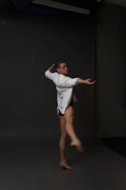 erkekler mi bir siyah pantolon dansları