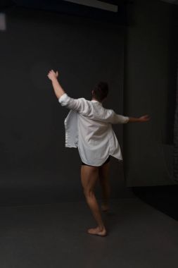 erkekler mi bir siyah pantolon dansları