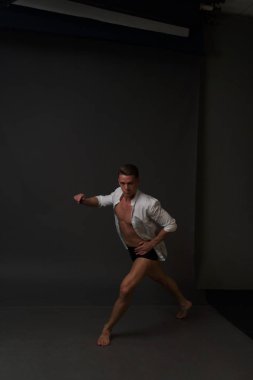 erkekler mi bir siyah pantolon dansları