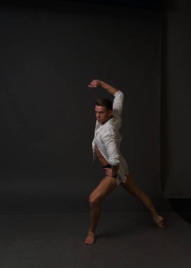 erkekler mi bir siyah pantolon dansları