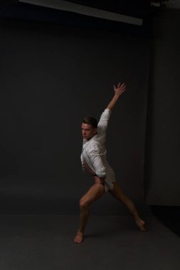 erkekler mi bir siyah pantolon dansları