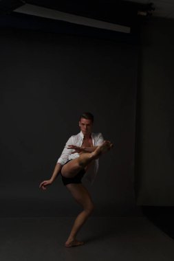 erkekler mi bir siyah pantolon dansları