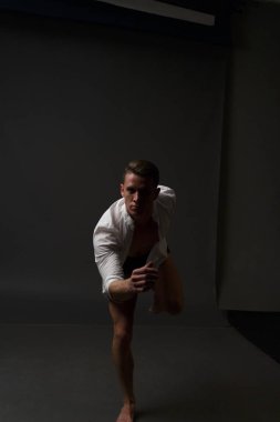 erkekler mi bir siyah pantolon dansları