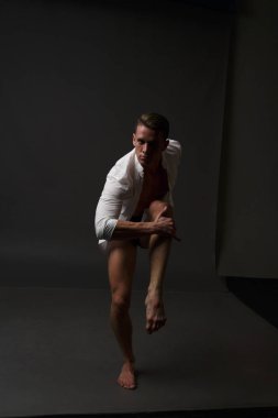 erkekler mi bir siyah pantolon dansları