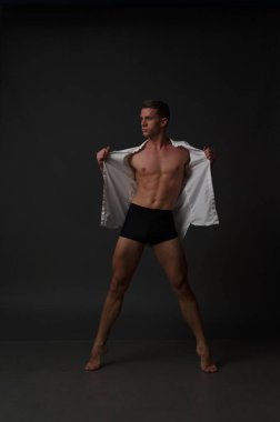 erkekler mi bir siyah pantolon dansları