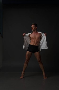 erkekler mi bir siyah pantolon dansları