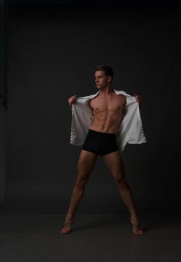 erkekler mi bir siyah pantolon dansları