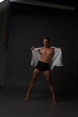 erkekler mi bir siyah pantolon dansları