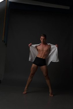 erkekler mi bir siyah pantolon dansları