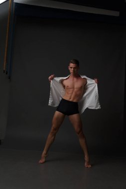 erkekler mi bir siyah pantolon dansları