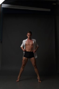 erkekler mi bir siyah pantolon dansları