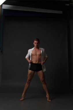 erkekler mi bir siyah pantolon dansları