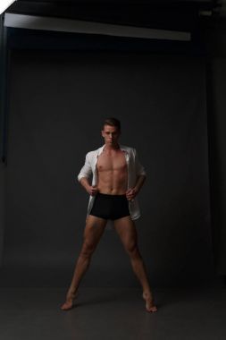 erkekler mi bir siyah pantolon dansları