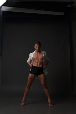 erkekler mi bir siyah pantolon dansları