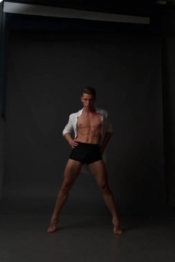 erkekler mi bir siyah pantolon dansları