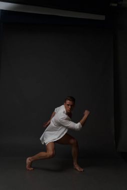 erkekler mi bir siyah pantolon dansları