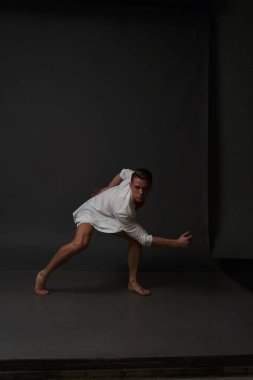 erkekler mi bir siyah pantolon dansları