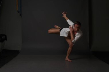 erkekler mi bir siyah pantolon dansları