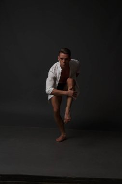 erkekler mi bir siyah pantolon dansları