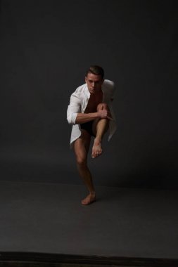 erkekler mi bir siyah pantolon dansları