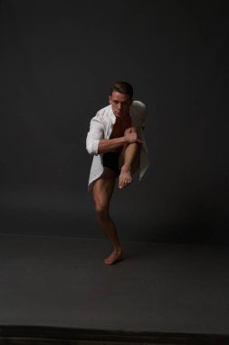 erkekler mi bir siyah pantolon dansları