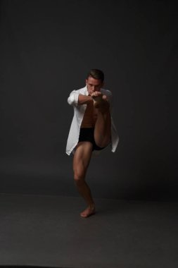 erkekler mi bir siyah pantolon dansları